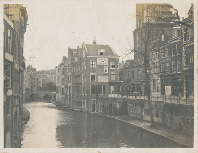 879304 Gezicht op de Oudegracht te Utrecht vanaf de Gaardbrug met centraal de achtergevels van de huizen aan de Donkere ...